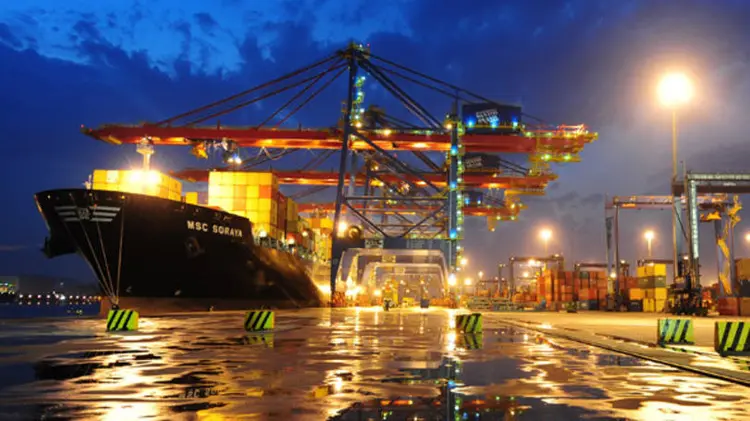 Porto de Santos: os trabalhos de limpeza continuam no casco do navio (Germano Lüders/Exame)