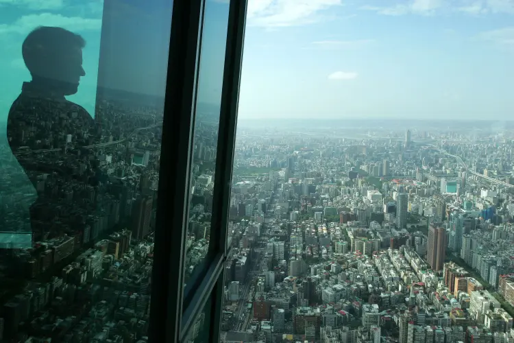 Homem observa a cidade de Taipei, em Taiwan, de cima do prédio Taipei 101 (Maurice Tsai/Bloomberg)