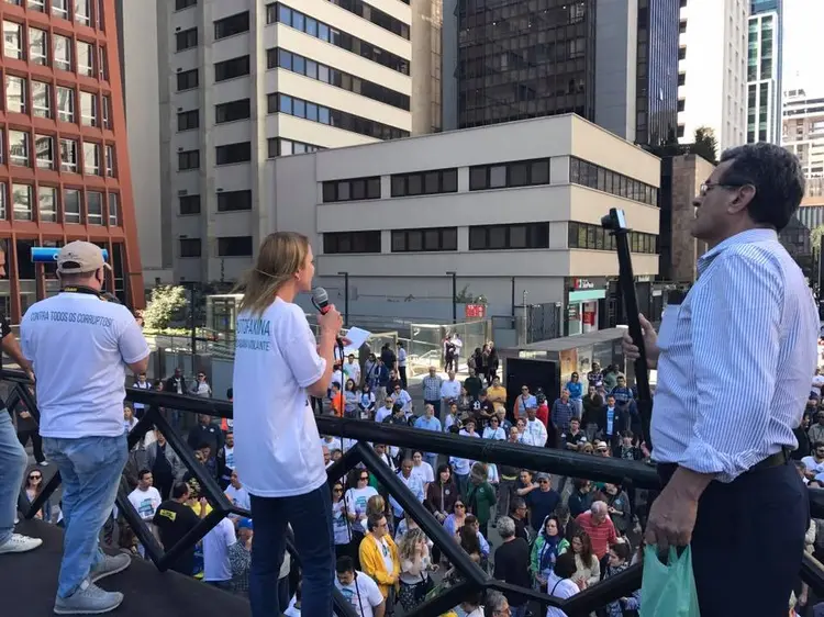 Carro de som e participantes no ato organizado pelo movimento "Quero um Brasil ético", realizado na Av. Paulista (Tania Prado/Facebook/Divulgação)