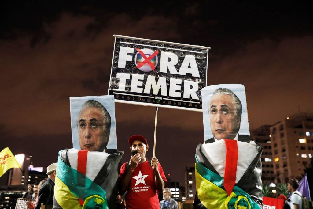 Manifestantes protestam contra Temer na avenida Paulista