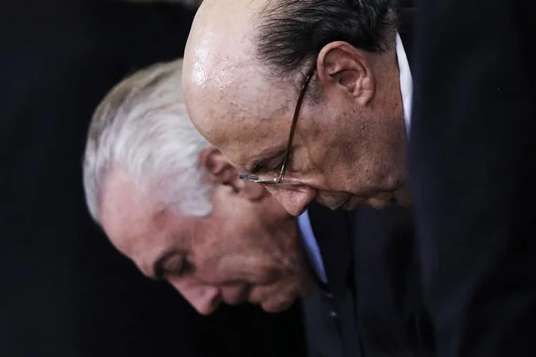 Temer e Meirelles: decisão de não elevar impostos veio após o governo aumentar as alíquotas do PIS/Cofins sobre combustíveis (Adriano Machado/Reuters)