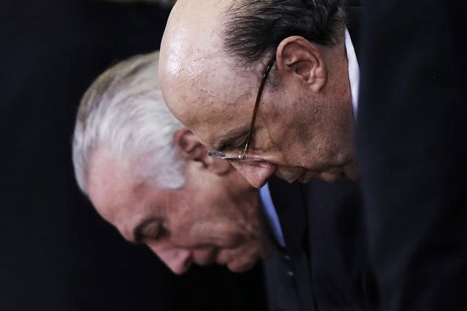 Meirelles cochila durante fala de Temer em reunião do Mercosul