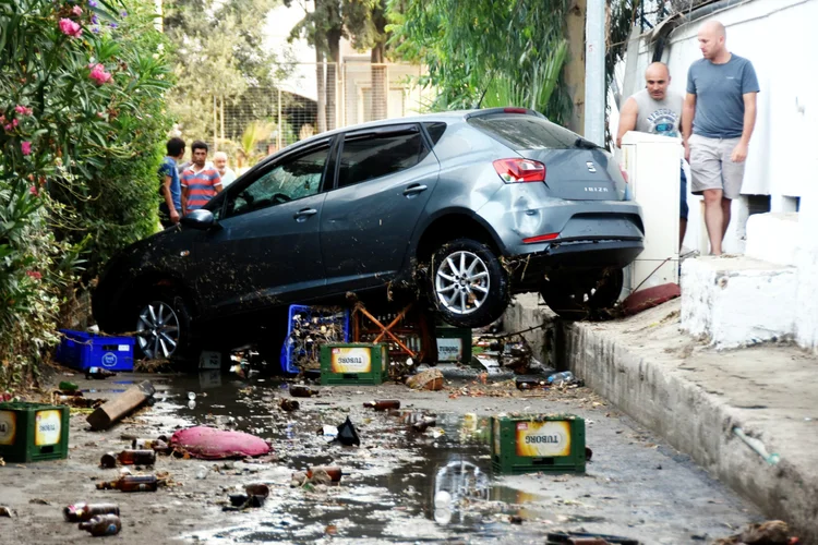 Terremoto na Grécia e na Turquia: tremor de magnitude 6,7 atingiu a costa dos dois países (Yasar Anter/Dogan News Agency/Reuters)