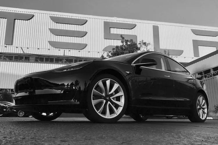 Tesla: o CEO Elon Musk finalmente entregou um carro elétrico voltado ao motorista cotidiano (Tesla/Facebook/Divulgação)