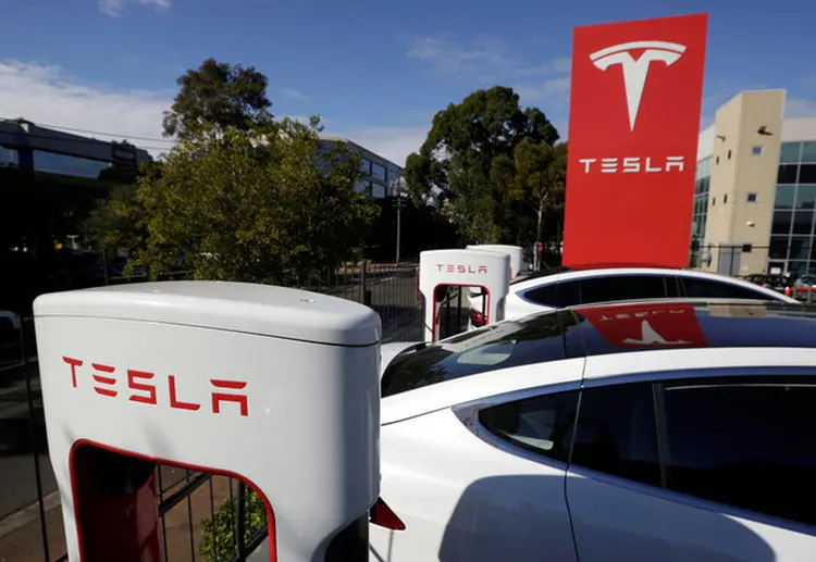 Tesla: no início deste ano, em meio a preocupações de que poderiam perder incentivos fiscais, alguns compradores potenciais do sedã Model 3 começaram a buscar alternativas (Jason Reed/Reuters)