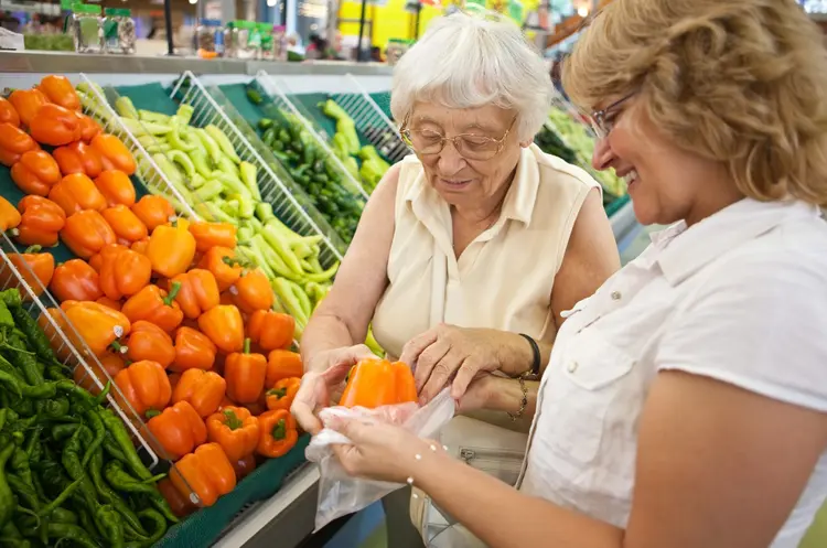 Idosa faz compras em supermercado (Imageegaml/Thinkstock)