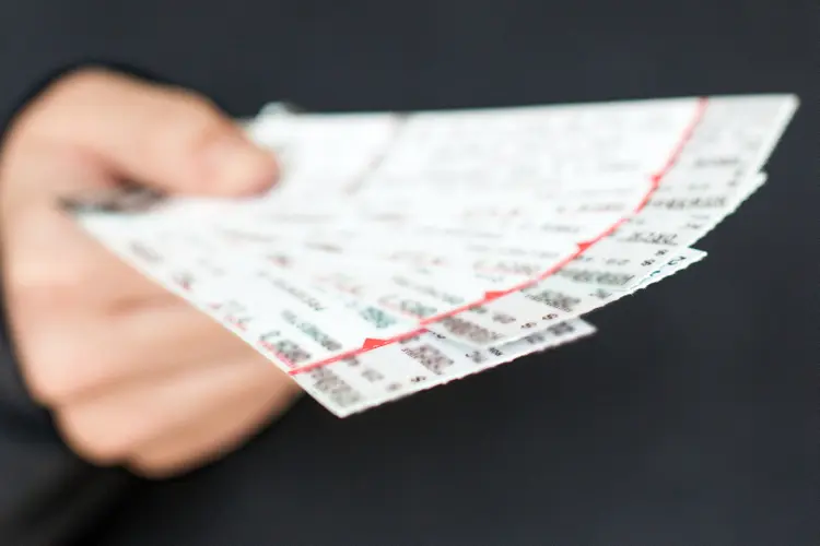 Decisão do STJ tornou ilegal a cobrança de taxa de conveniência na venda online de ingressos para shows e outros eventos (GlaserStudios/Thinkstock)