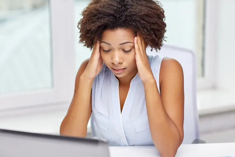 Profissional cansada: pesquisa apontou que 50% dos trabalhadores se sentem sobrecarregados (dolgachov/Thinkstock)