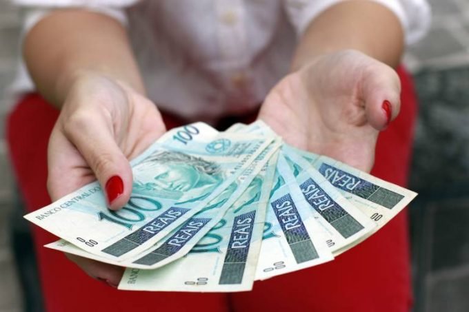Dinheiro: trabalhadores nascidos em julho já podem sacar o dinheiro (Uelder Ferreira/Thinkstock)