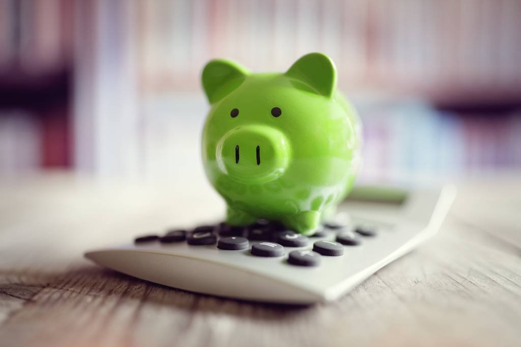 Porquinho e calculadora: administrar bem o dinheiro ajuda a realizar objetivos de vida e permite viver uma vida confortável (BrianAJackson/Thinkstock)