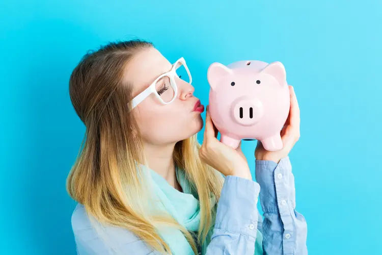 Mulher com porquinho: teste se você tem noções básicas sobre finanças pessoais (Melpomenem/Thinkstock)