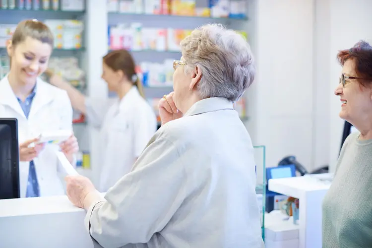 Idosas compram remédio em farmácia: aumento anual dos medicamentos, que ocorre no final de março, refletiu no IPCA (gpointstudio/Thinkstock)