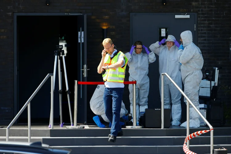 Investigadores na frente de uma danceteria em Konstanz, na Alemanha, após o tiroteio: polícia descartou terrorismo (Arnd Wiegmann/Reuters)