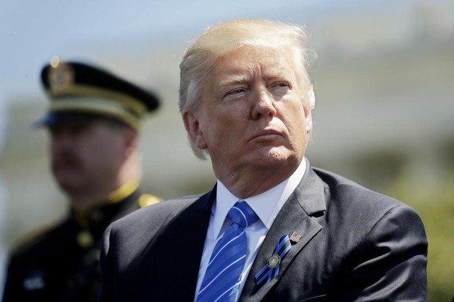 Galinha gigante parecida com Trump está em frente à Casa Branca