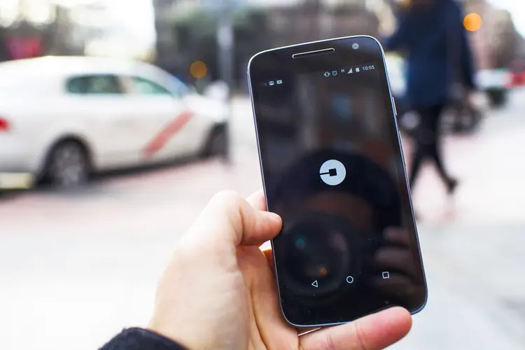 Uber: usuários e passageiros poderão trocar mensagens de texto dentro do app (Angel Navarrete/Bloomberg)
