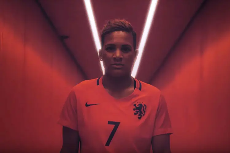 Uniforme: o logotipo foi uma criação da Wieden + Kennedy Amsterdam (Nike/Youtube/Reprodução)