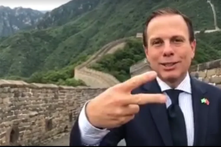 Doria: faz gesto da vitória e diz o slogan "Acelera", em vídeo publicado no youtube (Youtube/Reprodução)