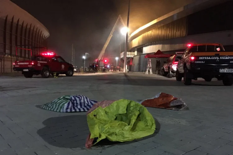 Incêndio sendo contido no Velódromo e balões que caíram na região: foto foi divulgada pelo ministro dos Esportes (LeoPicciani15/Twitter/Divulgação)