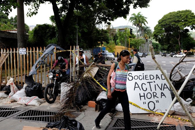 Manifestantes bloqueiam ruas de Caracas a um dia de greve geral
