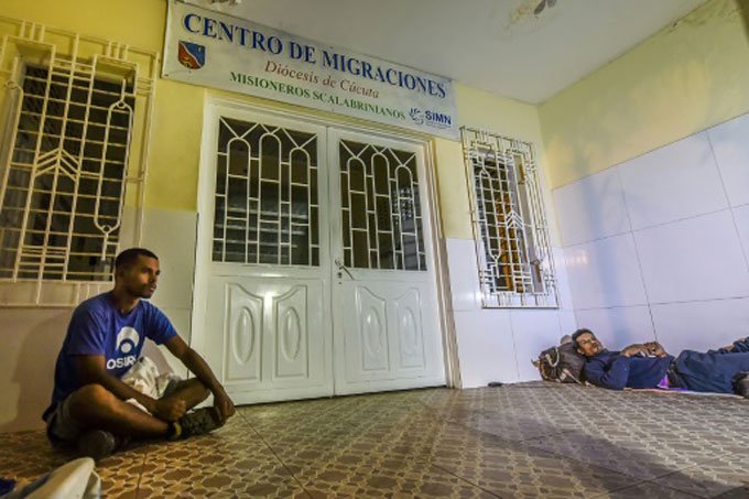 Dormir na rua e em abrigos: o calvário venezuelano até a Colômbia