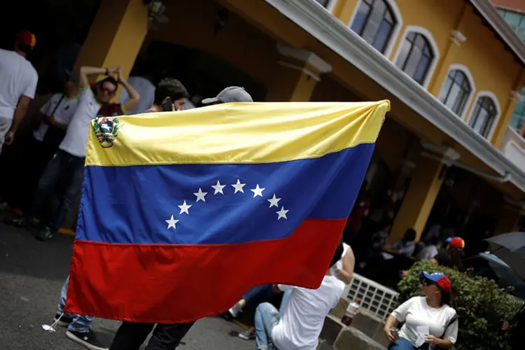 Bandeira da Venezuela durante plebiscito sobre Constituínte (Juan Carlos Ulate/Reuters)