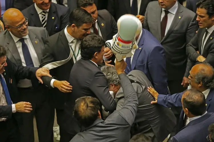 Deputados e "pixuleco": um parlamentar portava dois desses bonecos, apelidado de "pixuleco" (Wilson Dias/Agência Brasil)