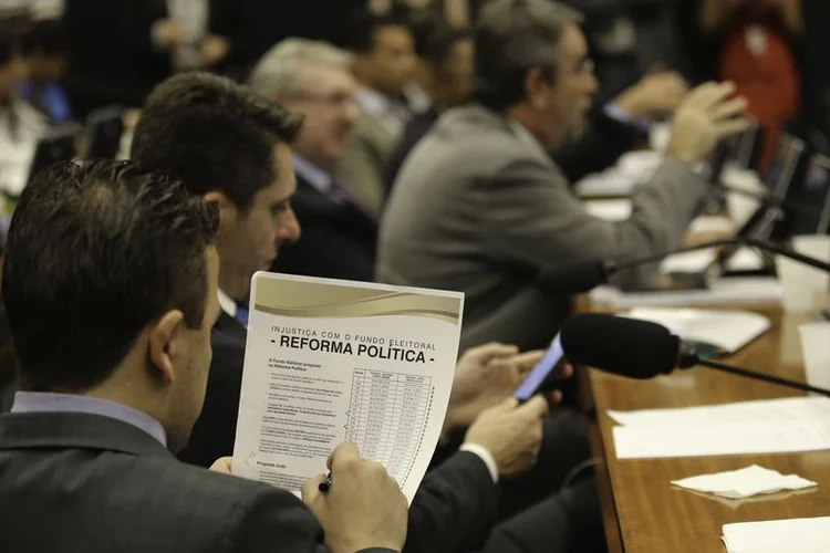 Reforma Política: deputados aprovam mudanças que, para opositores, têm como objetivo manter os atuais congressistas no poder (foto/Agência Brasil)