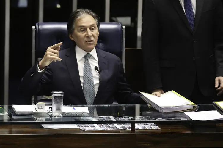 Eunício Oliveira: acredita que não seria adequado o Senado começar a analisar a PEC no mesmo momento que a Câmara analisa três propostas relacionadas à reforma política (Fabio Rodrigues Pozzebom/Agência Brasil)