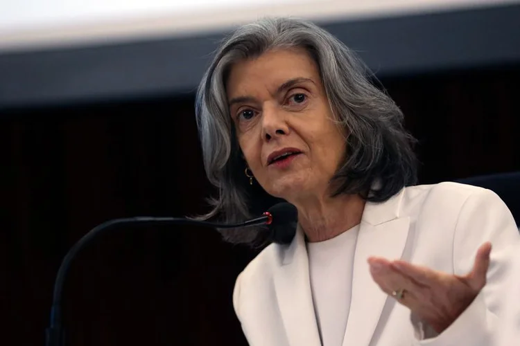 Cármen Lúcia: "ninguém aguenta viver numa sociedade em que as próprias instituições dão um mau exemplo de viver em conflito" (José Cruz/Agência Brasil)