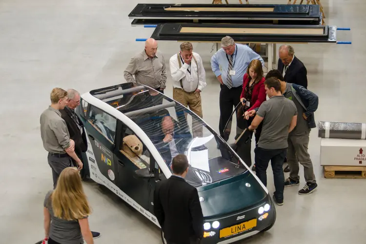 Primeiro carro biodegradável projetado por estudantes na Holanda (TU/ecomotive/Facebook/Reprodução)