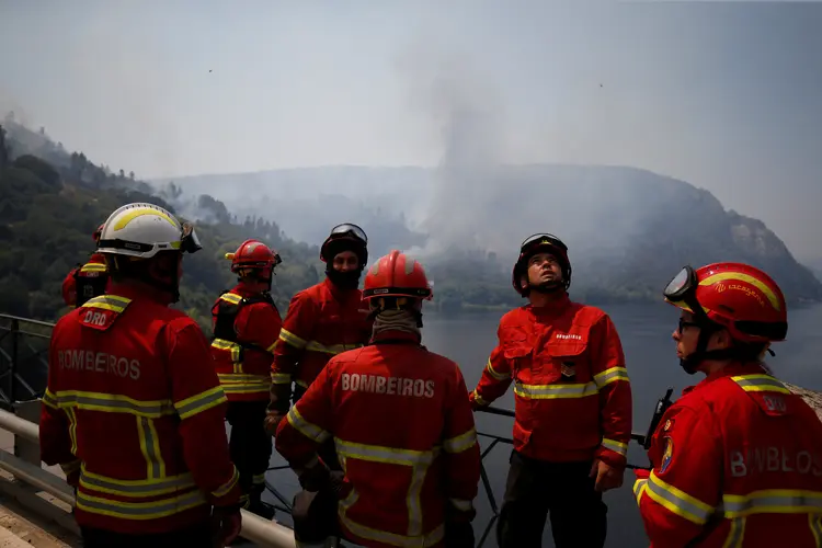 Fogo florestal: "Evacuamos diante do temor de que os moradores não conseguissem sair mais tarde" (Rafael Marchante/Reuters)