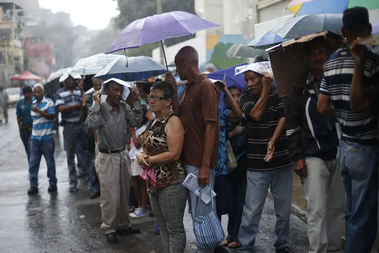 Venezuela: chuvas também provocaram um deslizamento de terra que atingiu dois automóveis e um ônibus (Andres Martinez Casares/Reuters)