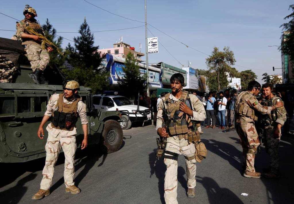 Soldados afegãos: os ataques contra a minoria xiita são comuns no país (Reuters/Mohammad Ismail)