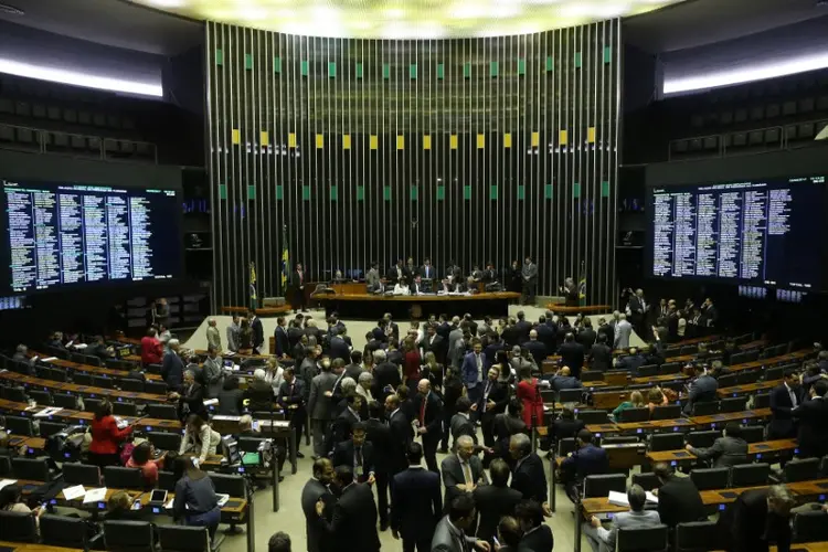 Votação: encerrados os debates, os deputados podem começar o processo de votação do parecer que pede o arquivamento da acusação contra Temer (Adriano Machado/Reuters)