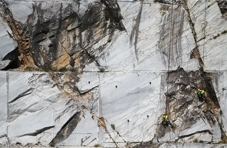 Trabalhadores conhecidos como "Tecchiaioli" examinam mármore do Monte Altissimo, na Toscana (Alessandro Bianchi/Reuters)