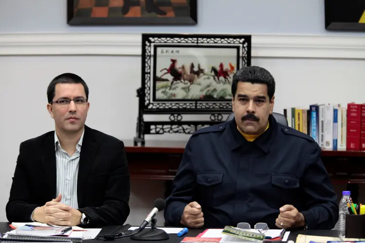 Nicolás Maduro e Jorge Arreaza: ele foi vice-presidente executivo do país entre abril de 2013 e janeiro de 2016 (Miraflores Palace/Reuters)