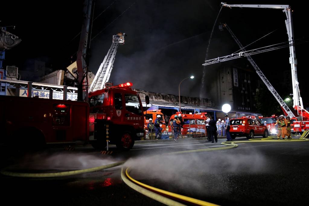Incêndio destrói parte do famoso mercado de peixes de Tóquio