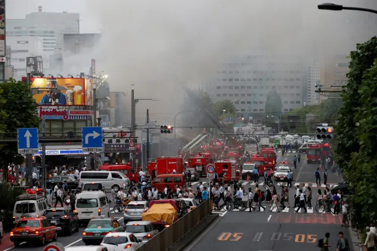 Incêndio em Tóquio: por volta de 60 veículos dos bombeiros foram enviados ao mercado para tentar conter as chamas (Toru Hanai/Reuters)