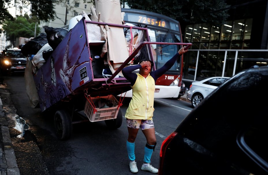 Fabiana empurra sua carroça de reciclagem em São Paulo