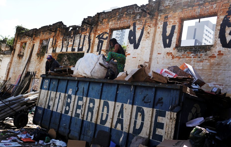Fabiana Silva, 38, ex-usuária de crack, separando materiais recicláveis em São Paulo