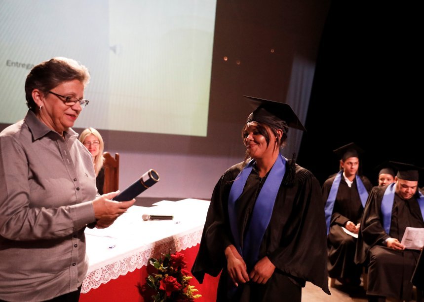 Fabiana da Silva, 38, ex-usuária de crack, agora catadora de reciclados, na sua formatura do colegial, em São Paulo