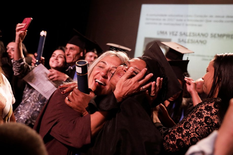 Fabiana da Silva, 38, ex-usuária de crack, agora catadora de reciclados, na sua formatura do colegial, em São Paulo