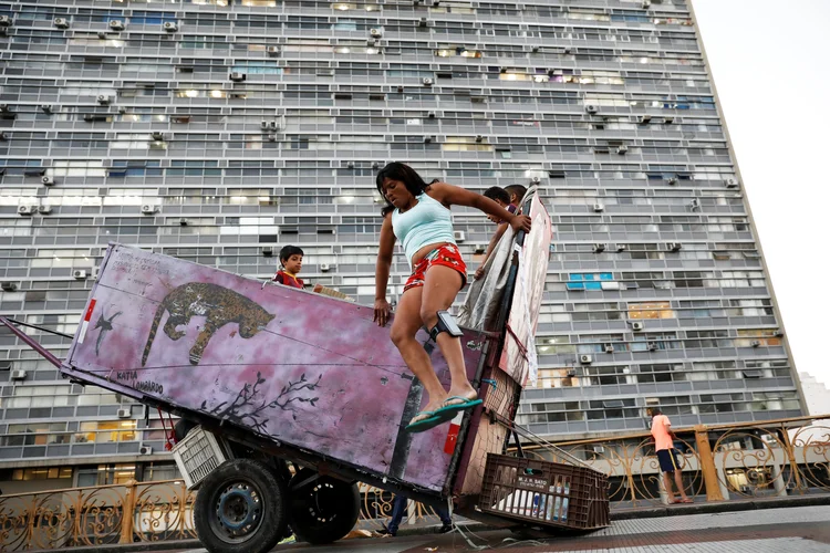 Fabiana da Silva, de 38 anos, com sua carroça em São Paulo, dia 29/06/2017 (Nacho Doce/Reuters)