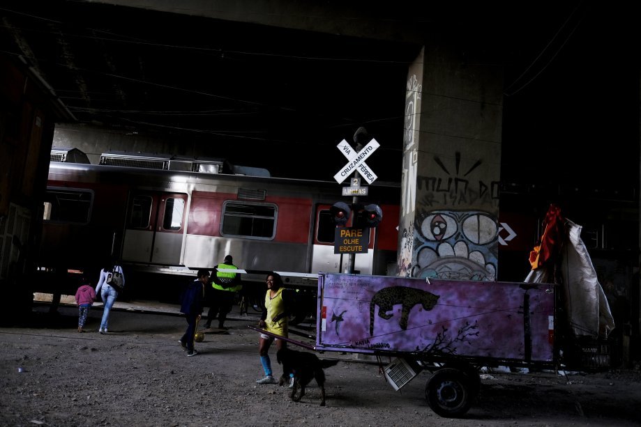 Fabiana da Silva com sua carroça de reciclados em São Paulo