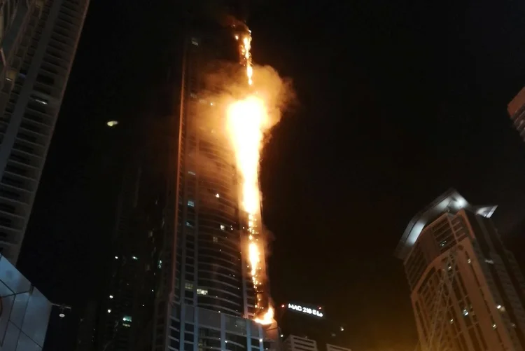 A Tocha: a torre foi o cenário de outro incêndio de grande proporções em 2015 (Mitch Williams / @MitchGWilliams/Reuters)