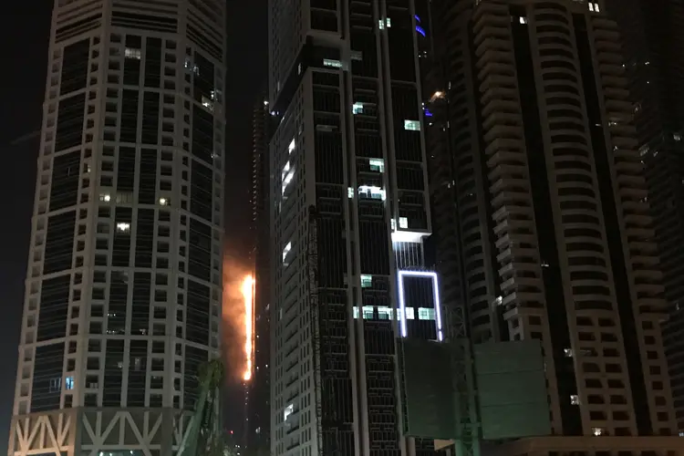 Incêndio em Dubai: equipe da Defesa Civil conseguiu evacuar todos os residentes da torre (Abed Al Hadi Al Ramahi/Reuters)