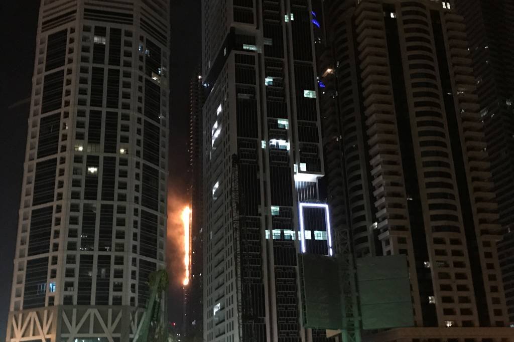 Incêndio em arranha-céu de Dubai é controlado
