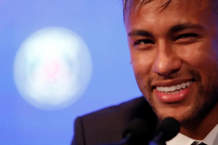 Neymar: Segundo jornal francês, o jogador, que assinou um contrato com o PSG até 2022, recebe na atualidade pouco mais de três milhões de euros brutos ao mês. (Christian Hartmann/Reuters)