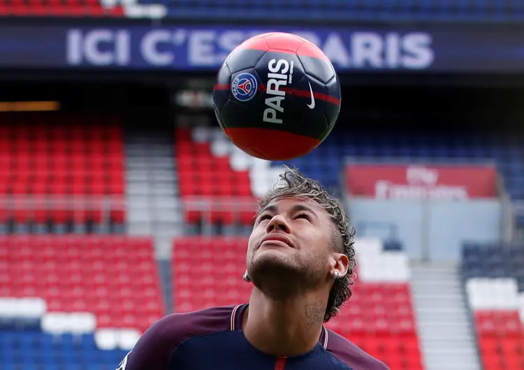 Os números impressionantes nas redes sociais fazem de Neymar o chamado "craque 2.0" (Christian Hartmann/Reuters)