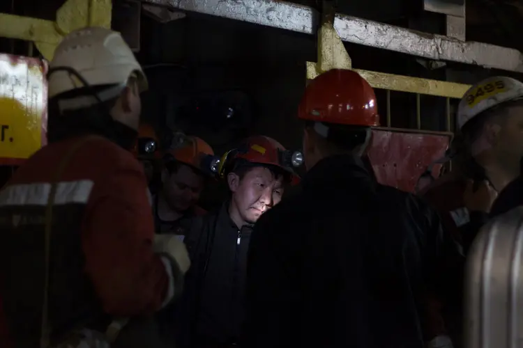 Trabalhos de resgate após a inundação da mina Mir, na Rússia (Grigory Iftody/Reuters)